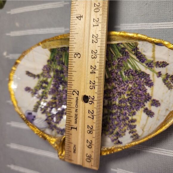 DECOUPAGE CLAM SHELL DECOUPAGE LAVENDER FLOWERS ON A CLAM SHELL TRINKET DISH - Picture 9 of 10